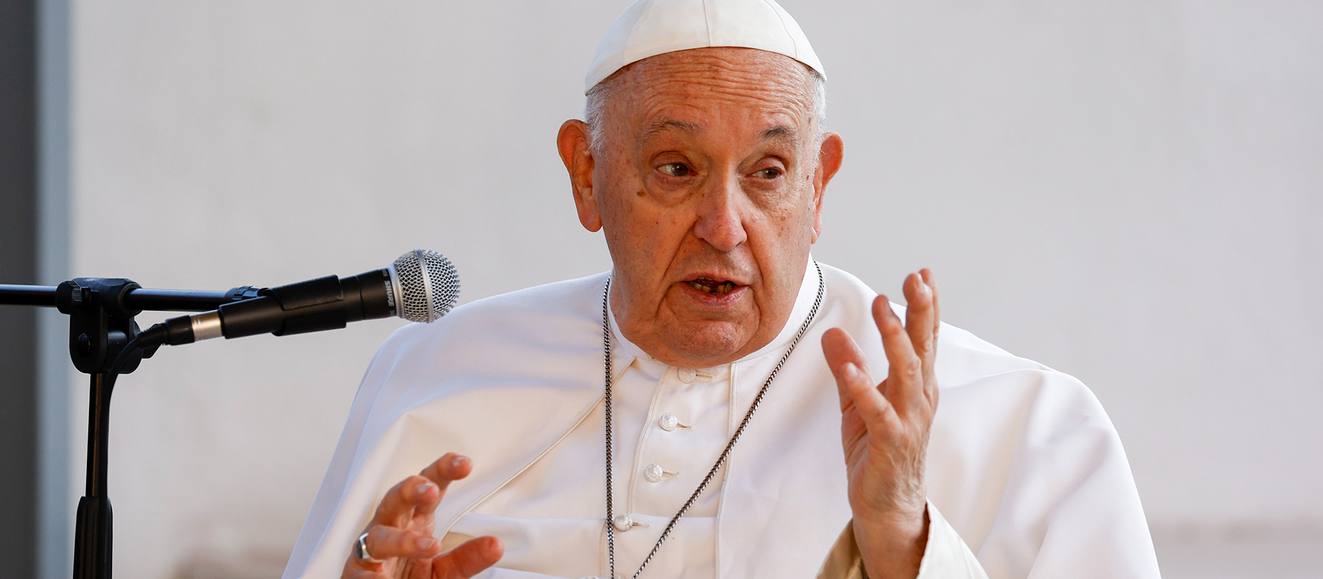 Papa Franjo – meta kulturnih ratova: Od Epsteinovih dosjea do hrvatske naslovnice „Nije vrijedan suze“